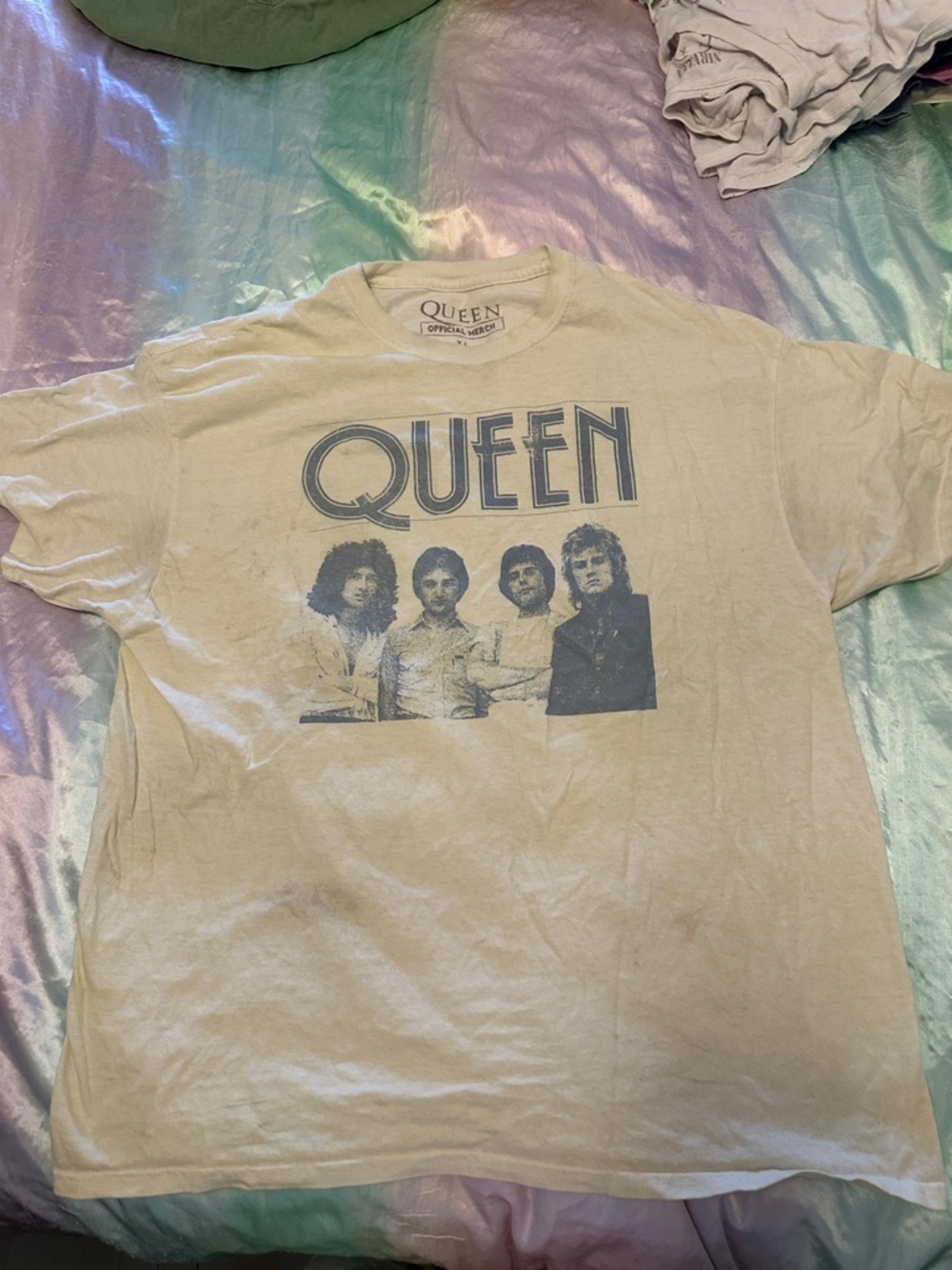 Queen Graphic Short Sleeve Tee in Beige